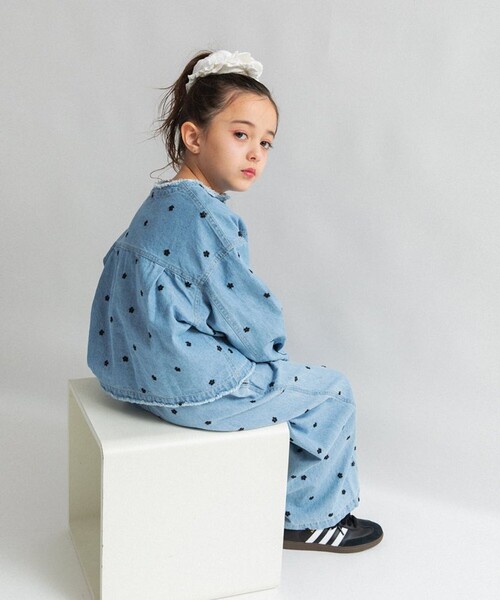 EDWIN（エドウィン）の「【Ou? by EDWIN】お花刺繍デニムジャケット（デニムジャケット・キッズ・サックスブルー/ブルー・90/150/100/110/130/120/140）」の4枚目の写真