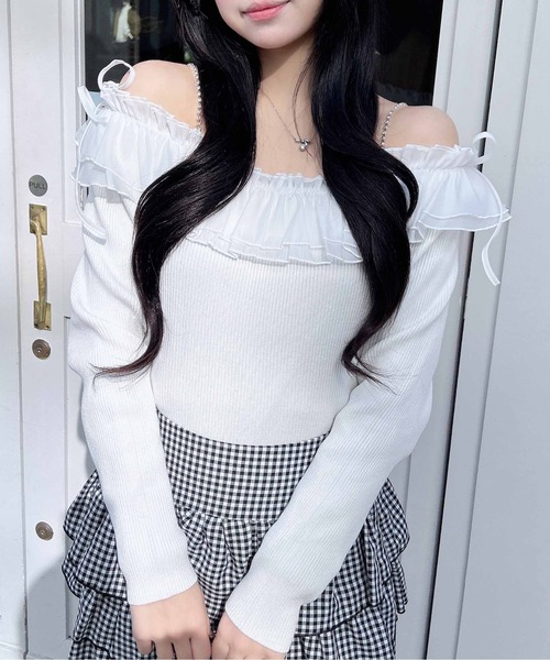 INGNI（イング）の「ラインストーンチェーンオフショルフリルニット（ニット/セーター・レディース・ブラック系9/グレー×ホワイト/ホワイト×ホワイト/ブラック×ホワイト・M）」の7枚目の写真