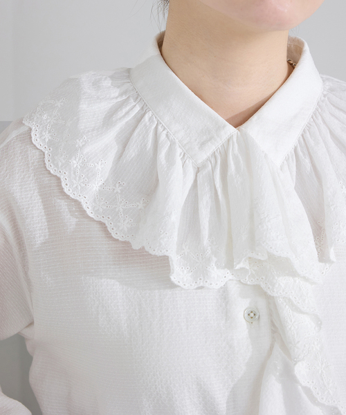 IENA（イエナ）の「ドビーカットワークフリルブラウス（シャツ/ブラウス・レディース・チャコールグレー/ホワイト・FREE）」の2枚目の写真