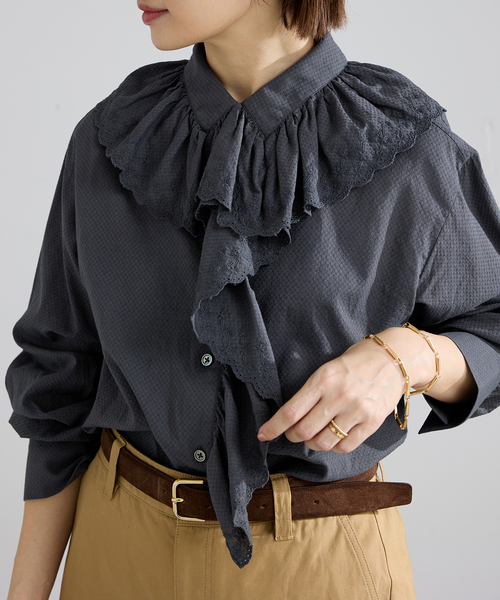 IENA（イエナ）の「ドビーカットワークフリルブラウス（シャツ/ブラウス・レディース・チャコールグレー/ホワイト・FREE）」の5枚目の写真