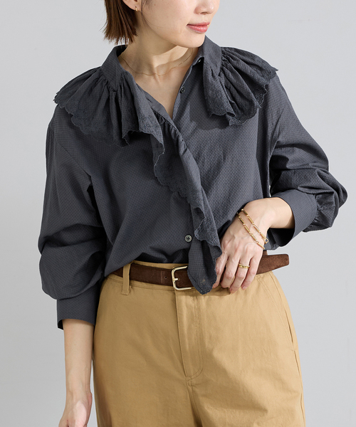 IENA（イエナ）の「ドビーカットワークフリルブラウス（シャツ/ブラウス・レディース・チャコールグレー/ホワイト・FREE）」の6枚目の写真