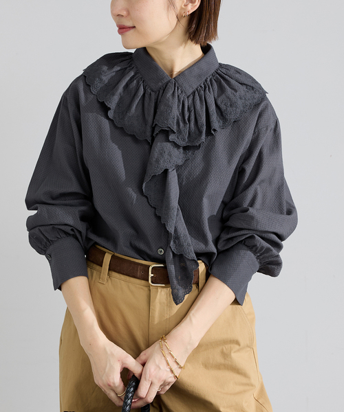 IENA（イエナ）の「ドビーカットワークフリルブラウス（シャツ/ブラウス・レディース・チャコールグレー/ホワイト・FREE）」の7枚目の写真