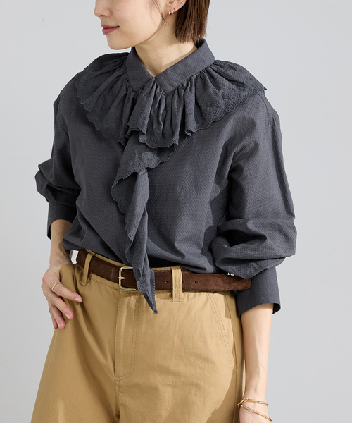 IENA（イエナ）の「ドビーカットワークフリルブラウス（シャツ/ブラウス・レディース・チャコールグレー/ホワイト・FREE）」の8枚目の写真