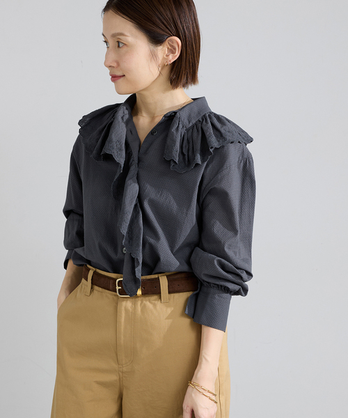 IENA（イエナ）の「ドビーカットワークフリルブラウス（シャツ/ブラウス・レディース・チャコールグレー/ホワイト・FREE）」の9枚目の写真