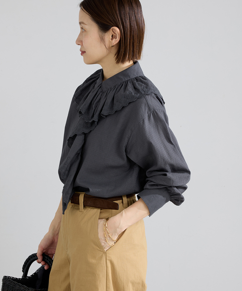 IENA（イエナ）の「ドビーカットワークフリルブラウス（シャツ/ブラウス・レディース・チャコールグレー/ホワイト・FREE）」の10枚目の写真