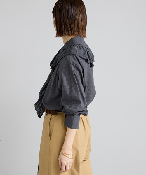 IENA（イエナ）の「ドビーカットワークフリルブラウス（シャツ/ブラウス・レディース・チャコールグレー/ホワイト・FREE）」の11枚目の写真