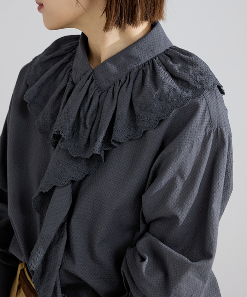 IENA（イエナ）の「ドビーカットワークフリルブラウス（シャツ/ブラウス・レディース・チャコールグレー/ホワイト・FREE）」の12枚目の写真