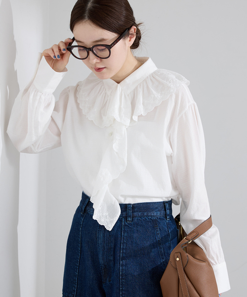 IENA（イエナ）の「ドビーカットワークフリルブラウス（シャツ/ブラウス・レディース・チャコールグレー/ホワイト・FREE）」の20枚目の写真