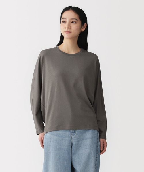 無印良品(ムジルシリョウヒン)の「婦人 なめらか天竺編みクルーネック長袖プルオーバー(Tシャツ/カットソー・レディース・ブラック/オフホワイト/チャコールグレー/ライトイエロー・S/M/L/XL)」の1枚目の写真