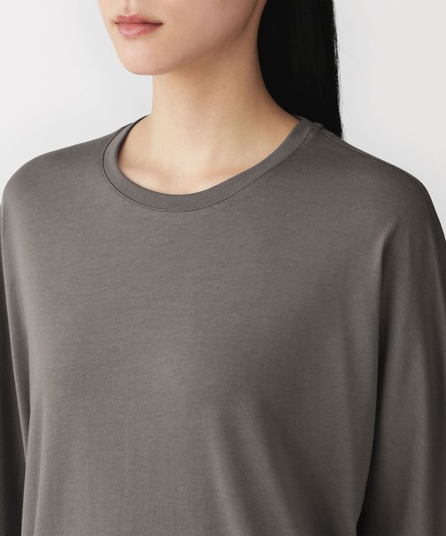 無印良品(ムジルシリョウヒン)の「婦人 なめらか天竺編みクルーネック長袖プルオーバー(Tシャツ/カットソー・レディース・ブラック/オフホワイト/チャコールグレー/ライトイエロー・S/M/L/XL)」の16枚目の写真