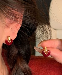 アクセントにぷっくりレッドハートピアス