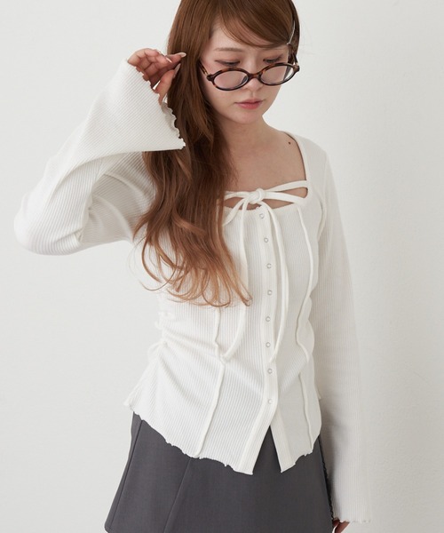 RAY CASSIN（レイカズン）の「釦開き袖フレアクロス紐ロンT（カーディガン/ボレロ・レディース・ベージュ/アイボリー/ブラウン系その他2/チャコールグレー・FREE）」の2枚目の写真