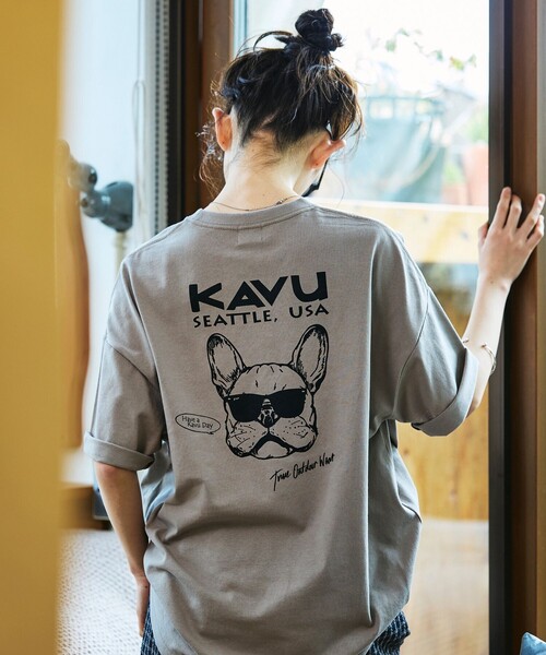 FREAK'S STORE(フリークスストア)の「限定展開 KAVU×FREAK'S STORE カブー 別注 ビッグシルエット バックプリント Tシャツ DOG(Tシャツ/カットソー・メンズ・ホワイト/ピンク/スミクロ/グレイッシュベージュ・LARGE/MEDIUM/SMALL)」の8枚目の写真