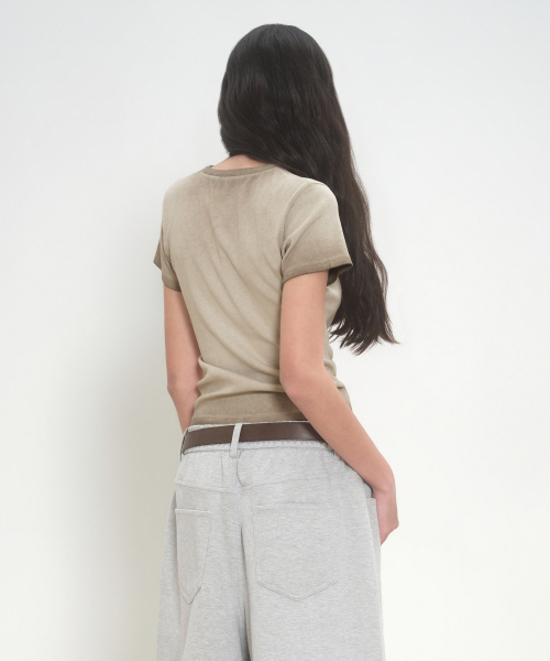 MUSINSA STANDARD WOMAN（ムシンサスタンダードウーマン）の「ウィメンズダーティダイドスリムクルーネックTシャツ[グレーシュベージュ]（Tシャツ/カットソー・レディース・その他・SMALL/MEDIUM/LARGE/X-SMALL）」の3枚目の写真