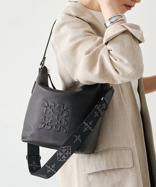 russet(ラシット)の「《WEB限定》スタンダードミニショルダーバッグ <エンボスモノグラム>(ショルダーバッグ・レディース・ブラック/ダークブラウン/ライトグレー・FREE)」の5枚目の写真