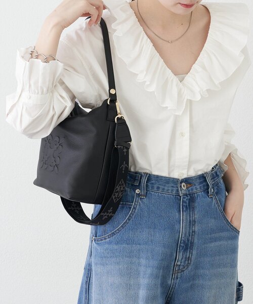 russet(ラシット)の「《WEB限定》スタンダードミニショルダーバッグ <エンボスモノグラム>(ショルダーバッグ・レディース・ブラック/ダークブラウン/ライトグレー・FREE)」の7枚目の写真
