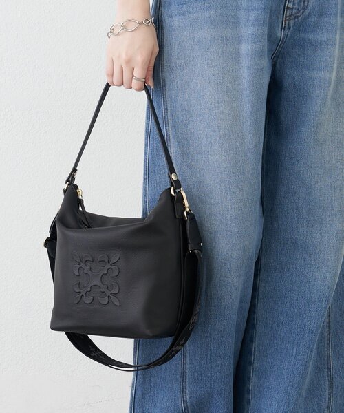 russet(ラシット)の「《WEB限定》スタンダードミニショルダーバッグ <エンボスモノグラム>(ショルダーバッグ・レディース・ブラック/ダークブラウン/ライトグレー・FREE)」の9枚目の写真