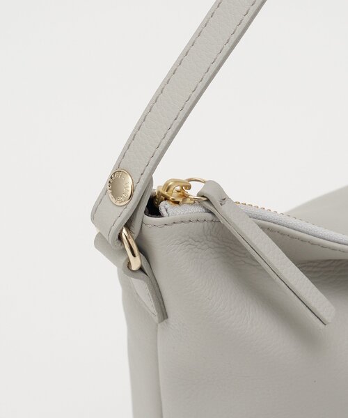russet(ラシット)の「《WEB限定》スタンダードミニショルダーバッグ <エンボスモノグラム>(ショルダーバッグ・レディース・ブラック/ダークブラウン/ライトグレー・FREE)」の19枚目の写真