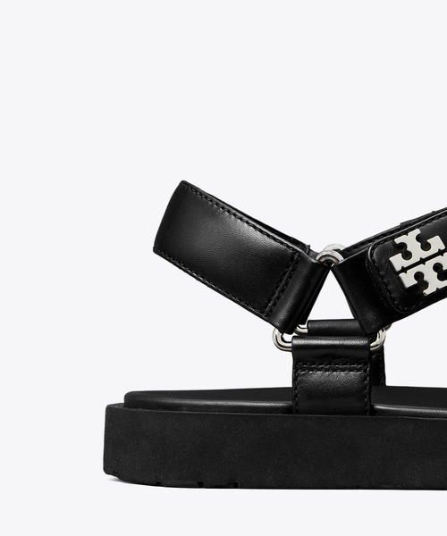 TORY BURCH(トリーバーチ)の「キラ スポーツ スリム サンダル(サンダル・レディース・ブラック・25.5cm/25cm/24.5cm/24cm/23.5cm/23cm)」の3枚目の写真