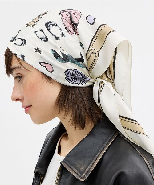 COACH（コーチ）の「フローラル プリント レキシー シルク スクエア
