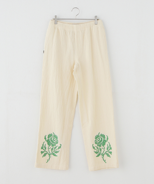 OBEY(オベイ)の「OBEY / オベイ ROSES EMBELLISHED PANT(スウェットパンツ・レディース・ブラック/アイボリー・X-SMALL)」の2枚目の写真