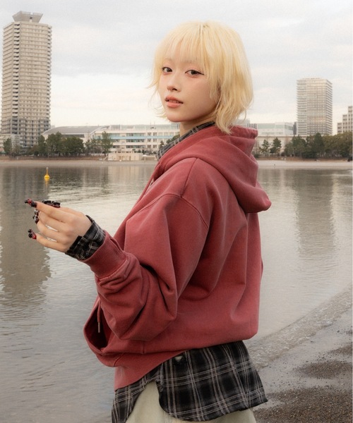 FLUKE HOLIC(フロックホリック)の「PIGMENT EMB LOGO CROPPED PARKA(パーカー・レディース・ネイビー/ライトグレー/レッド/ブラック・SMALL/MEDIUM/LARGE)」の11枚目の写真