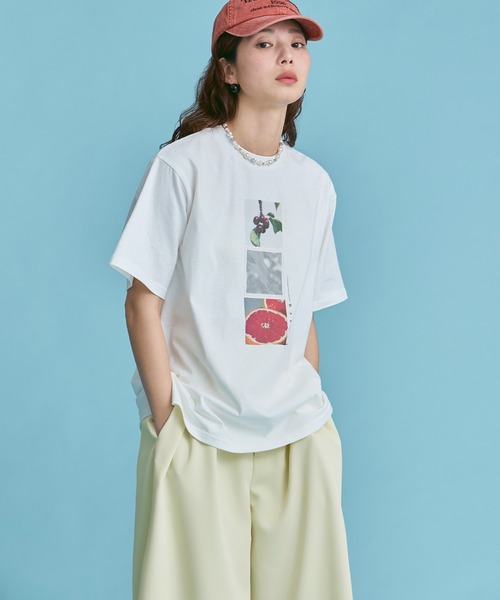 etoll.(エトル)の「UVカット&接触冷感 フルーツフォトプリントTシャツ(Tシャツ/カットソー・レディース・オフホワイト/ホワイト系2/ブラック/ブラック系2・FREE)」の2枚目の写真