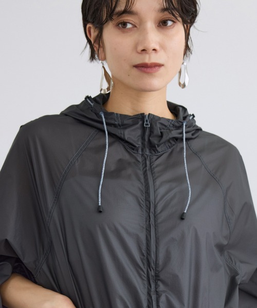 SALON adam et rope'(サロン アダム エ ロペ)の「ポケッタブルナイロンフードパーカーブルゾン / 撥水・軽量(ブルゾン・レディース・ベージュ系その他/チャコールグレー・FREE)」の4枚目の写真