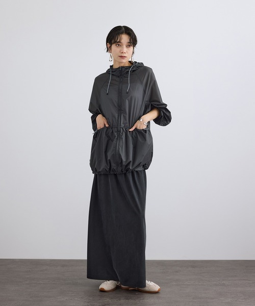 SALON adam et rope'(サロン アダム エ ロペ)の「ポケッタブルナイロンフードパーカーブルゾン / 撥水・軽量(ブルゾン・レディース・ベージュ系その他/チャコールグレー・FREE)」の6枚目の写真