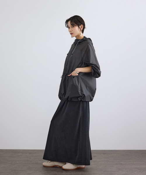 SALON adam et rope'(サロン アダム エ ロペ)の「ポケッタブルナイロンフードパーカーブルゾン / 撥水・軽量(ブルゾン・レディース・ベージュ系その他/チャコールグレー・FREE)」の8枚目の写真