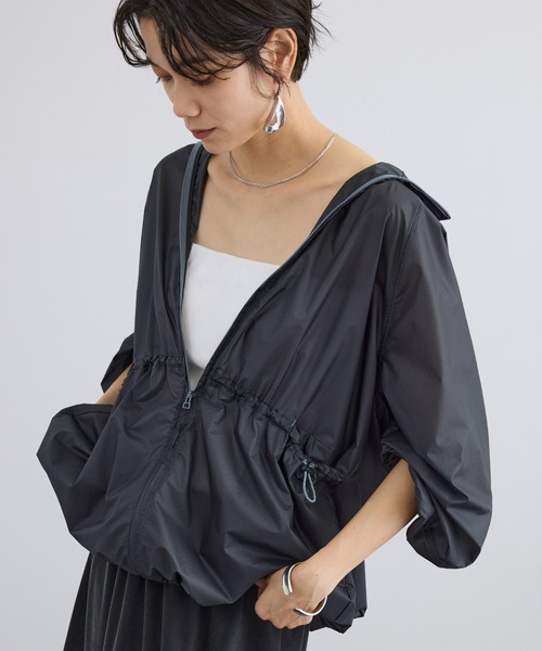 SALON adam et rope'(サロン アダム エ ロペ)の「ポケッタブルナイロンフードパーカーブルゾン / 撥水・軽量(ブルゾン・レディース・ベージュ系その他/チャコールグレー・FREE)」の10枚目の写真