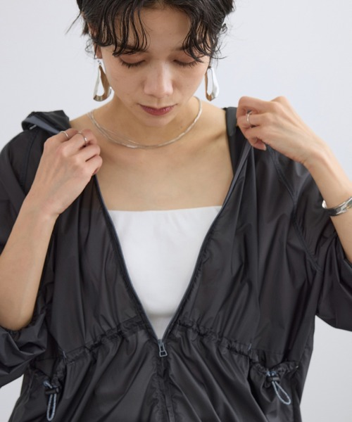 SALON adam et rope'(サロン アダム エ ロペ)の「ポケッタブルナイロンフードパーカーブルゾン / 撥水・軽量(ブルゾン・レディース・ベージュ系その他/チャコールグレー・FREE)」の11枚目の写真