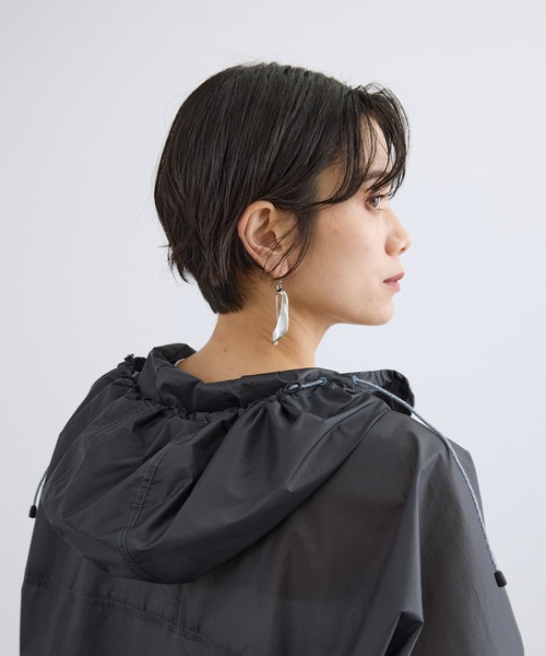 SALON adam et rope'(サロン アダム エ ロペ)の「ポケッタブルナイロンフードパーカーブルゾン / 撥水・軽量(ブルゾン・レディース・ベージュ系その他/チャコールグレー・FREE)」の12枚目の写真