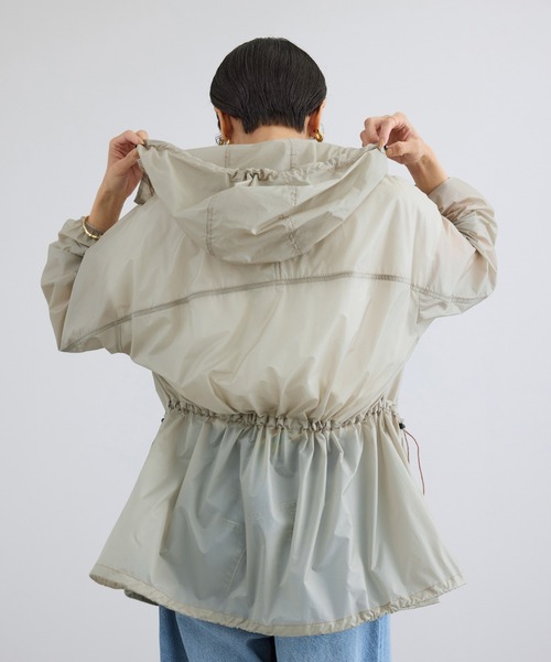 SALON adam et rope'(サロン アダム エ ロペ)の「ポケッタブルナイロンフードパーカーブルゾン / 撥水・軽量(ブルゾン・レディース・ベージュ系その他/チャコールグレー・FREE)」の15枚目の写真