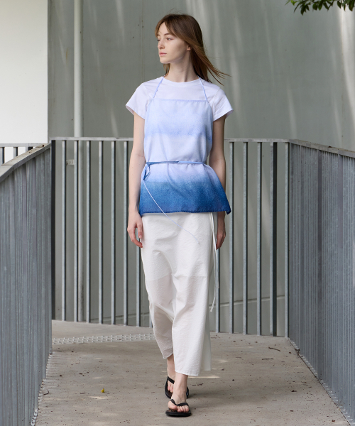 LEVAR(レバー)の「Gradation Layered Top - Gradation Navy(シャツ/ブラウス・レディース・ネイビー・FREE)」の4枚目の写真