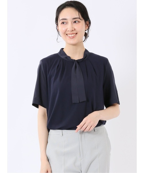m.f.editorial（エムエフエディトリアル）の「【綺麗目 ストレッチ Ｔブラウス】m.f.エディトリアル レディース 袖布帛 ボウタイ付き 半袖 プルオーバー（Tシャツ/カットソー・レディース・ネイビー/ダークウッド・MEDIUM/LARGE）」の2枚目の写真