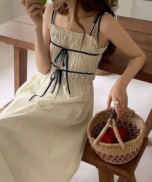 LAFFMO（ラフモ）の「バイカラーリボンギャザーキャミワンピース（ワンピース・レディース・ブラック/ベージュ・F）」の16枚目の写真