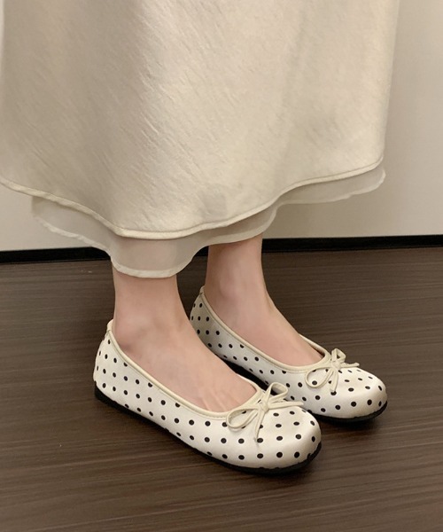 Teem Store(チームストア)の「ドット柄リボンフラットシューズ(バレエシューズ・レディース・アイボリー/ブラック・L/M)」の2枚目の写真