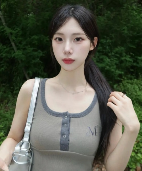 MUCENT(ムセント)の「◇MUCENT◇ブランド直輸入正規品/カラーポップボタンクロップノースリーブ COLOR-POP BUTTON CROP SLEEVELESS(タンクトップ・レディース・グレー/ピンク/ブラウン/ブラック/カーキ/スカイブルー・FREE)」の4枚目の写真