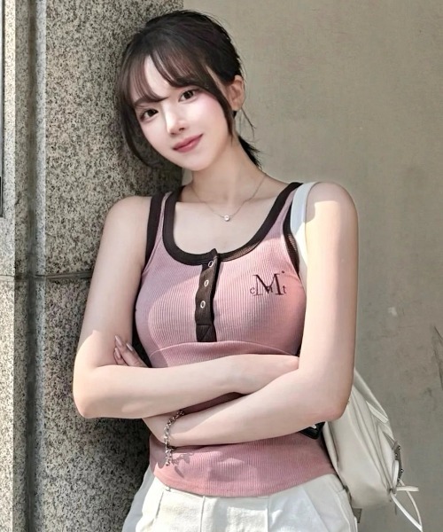 MUCENT(ムセント)の「◇MUCENT◇ブランド直輸入正規品/カラーポップボタンクロップノースリーブ COLOR-POP BUTTON CROP SLEEVELESS(タンクトップ・レディース・グレー/ピンク/ブラウン/ブラック/カーキ/スカイブルー・FREE)」の6枚目の写真
