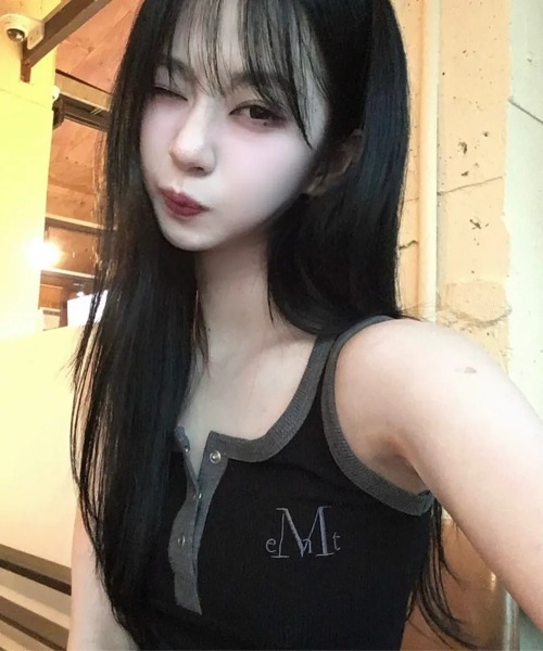 MUCENT(ムセント)の「◇MUCENT◇ブランド直輸入正規品/カラーポップボタンクロップノースリーブ COLOR-POP BUTTON CROP SLEEVELESS(タンクトップ・レディース・グレー/ピンク/ブラウン/ブラック/カーキ/スカイブルー・FREE)」の2枚目の写真