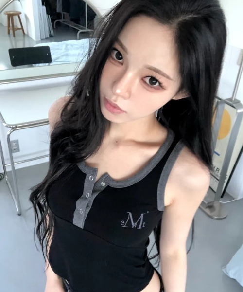 MUCENT(ムセント)の「◇MUCENT◇ブランド直輸入正規品/カラーポップボタンクロップノースリーブ COLOR-POP BUTTON CROP SLEEVELESS(タンクトップ・レディース・グレー/ピンク/ブラウン/ブラック/カーキ/スカイブルー・FREE)」の7枚目の写真