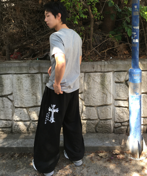 FUZZY SCAN（ファジスキャン）の「ゴシックラインクロスカーブバルーンパンツブラック（スウェットパンツ・レディース・ブラック・ONE SIZE/TWO）」の2枚目の写真