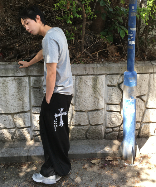 FUZZY SCAN（ファジスキャン）の「ゴシックラインクロスカーブバルーンパンツブラック（スウェットパンツ・レディース・ブラック・ONE SIZE/TWO）」の4枚目の写真