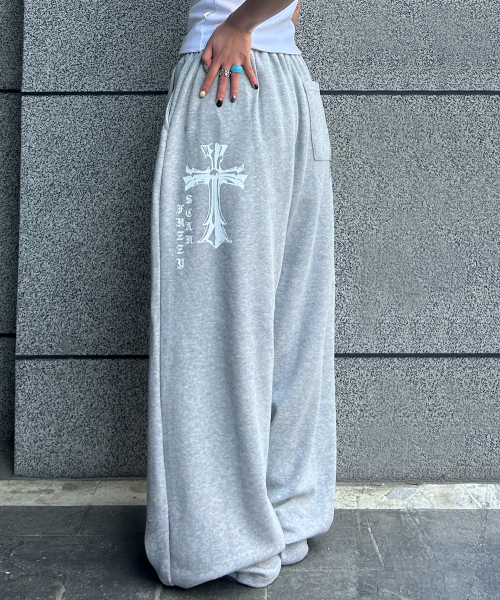 FUZZY SCAN（ファジスキャン）の「ゴシックラインクロスカーブバルーンパンツブラック（スウェットパンツ・レディース・ブラック・ONE SIZE/TWO）」の6枚目の写真