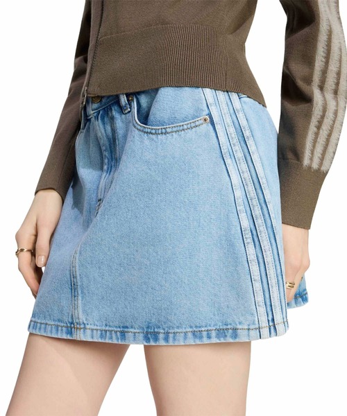 adidas(アディダス)の「adidas 3 STRIPES MINI SKIRT DENIM / アディダス 3 ストライプス ミニスカート デニム(スカート・レディース・ライトインディゴブルー・L/M/S)」の2枚目の写真