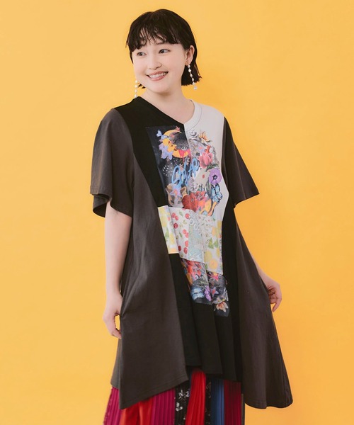 ScoLar（スカラー）の「ScoLar(スカラー) モノクロワールド柄 配色素材切替 アシメチュニック（チュニック・レディース・チャコールグレー/オフホワイト・MEDIUM）」の4枚目の写真
