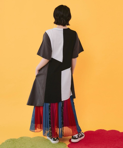ScoLar（スカラー）の「ScoLar(スカラー) モノクロワールド柄 配色素材切替 アシメチュニック（チュニック・レディース・チャコールグレー/オフホワイト・MEDIUM）」の7枚目の写真