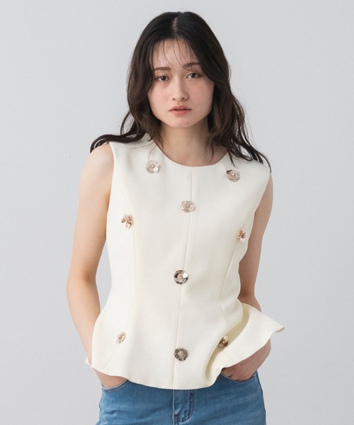 AJUGA.(アジュガ)の「フラワーモチーフノースリーブペプラムトップス(タンクトップ・レディース・ブラック/オフホワイト・FREE)」の2枚目の写真