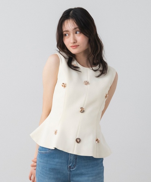 AJUGA.(アジュガ)の「フラワーモチーフノースリーブペプラムトップス(タンクトップ・レディース・ブラック/オフホワイト・FREE)」の3枚目の写真